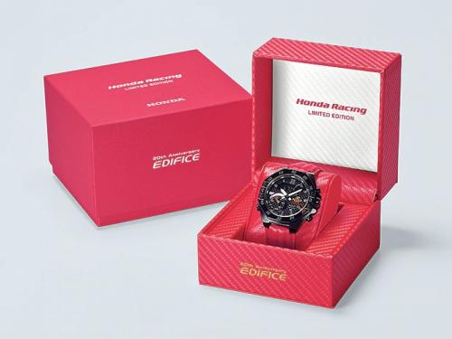Лимитированные восьмиугольные часы CASIO EDIFICE ECB-10HR-1ER поставляются в красной коробке с логотипом Honda Racing.