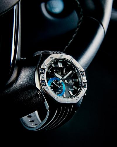 Часы CASIO EDIFICE ECB-10PB-1AEF имеют черный стальной корпус и полимерный ремешок с рельефным тиснением.