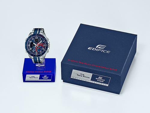 Часы CASIO ECB-900TR-2AER поставляются в эксклюзивной упаковке с логотипами сотрудничества EDIFICE и Scuderia Toro Rosso.