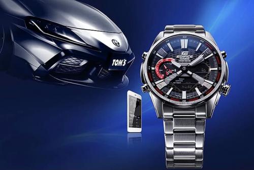 Черный сетчатый циферблат тонких часов EDIFICE ECB-S100D-1AEF напоминает решетку радиатора спортивного автомобиля.