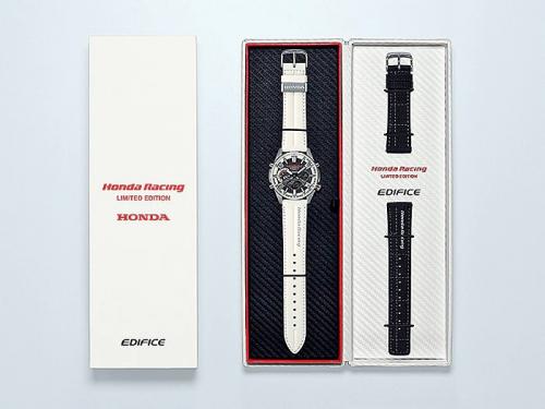 Часы CASIO ECB-S100HR-1AER поставляются в эксклюзивной белой упаковке с логотипами сотрудничества EDIFICE и Honda Racing.