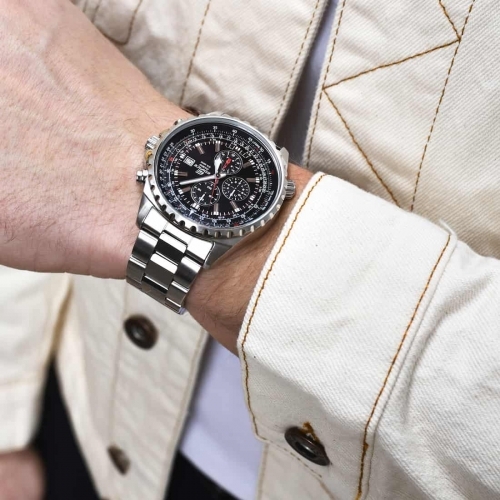 На вращающийся внутренний безель мужских часов CASIO EDIFICE EF-527D-1AVEF нанесена шкала логарифмической линейки.