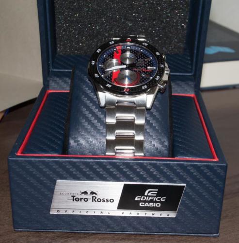 Часы CASIO EFR-S567TR-2AER поставляются в эксклюзивной упаковке с логотипами сотрудничества EDIFICE и Scuderia Toro Rosso.