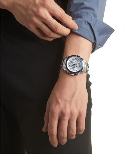 Спортивный хронограф CASIO EDIFICE EFS-S510D-7BVUEF увлекает ритмикой и динамичностью комбинации ярких красок.