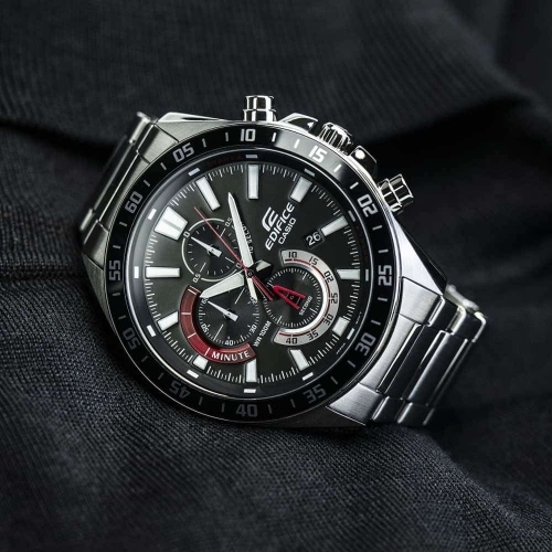 Хронограф CASIO EDIFICE EFV-620D-1A4VUEF, вдохновленный автоспортом, отличается динамичным красно-черным сочетанием.