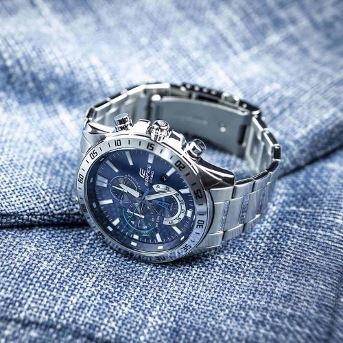 Крупный классический хронограф с датой CASIO EDIFICE EFV-620D-2AVUEF отличается смелым сочетанием мелких деталей.