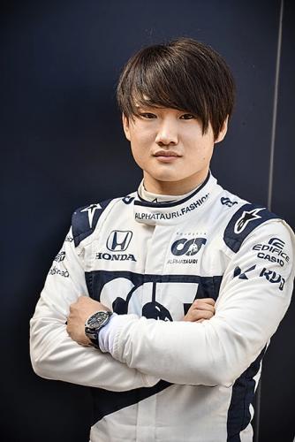 Юки Цунода (Yuki Tsunoda) - японский пилот гоночной команды Scuderia AlphaTauri F1 в часах CASIO EDIFICE EQB-1000AT-1AER.