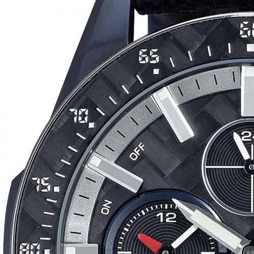 Циферблат и часть безеля часов EDIFICE EQB-1000AT-1AER выполнены из специального высокопрочного углеродного волокна 6К.