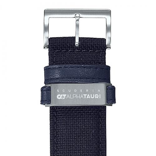 На стальной держатель синего тканевого ремешка Cordura часов EDIFICE EQB-1000AT-1AER нанесен логотип Scuderia AlphaTauri.