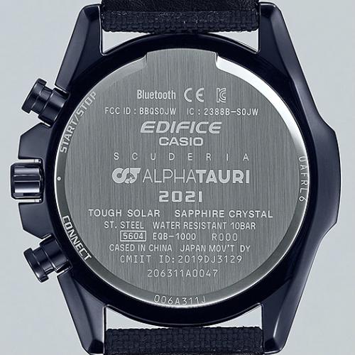 Логотипы сотрудничества EDIFICE и Scuderia AlphaTauri F1 выгравированы на задней крышке часов CASIO EQB-1000AT-1AER.