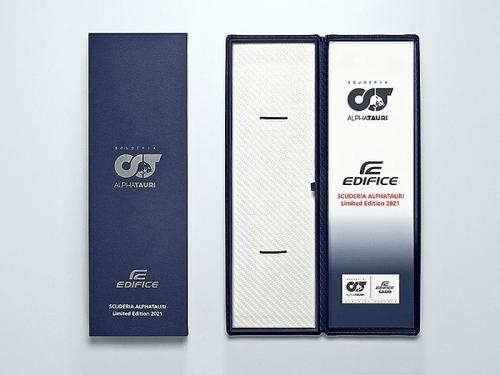 Часы CASIO EQB-1000AT-1AER поставляются в эксклюзивной упаковке с логотипами сотрудничества EDIFICE и Scuderia AlphaTauri.