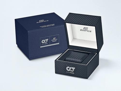 Часы CASIO EQB-1100AT-2AER поставляются в эксклюзивной упаковке с логотипами сотрудничества EDIFICE и Scuderia AlphaTauri.