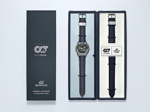 Часы CASIO EQB-1200AT-1AER поставляются в эксклюзивной синей упаковке с логотипами сотрудничества EDIFICE и Scuderia AlphaTauri.