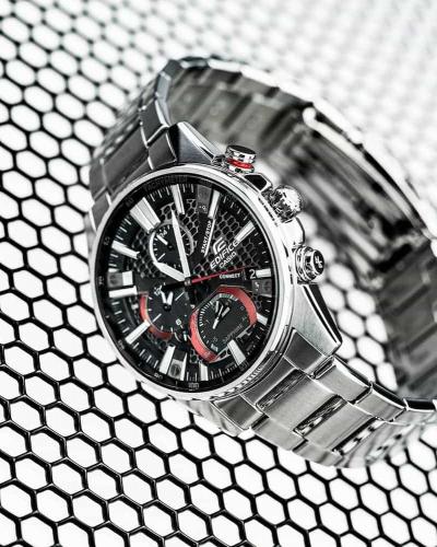 Металлический сетчатый циферблат часов CASIO EQB-1200D-1AER напоминает решетку радиатора спортивного автомобиля.