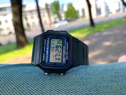 Строгий минималистический дизайн олдскульных часов CASIO F-105W-1AWYEF разбавляется синими элементами дисплея.