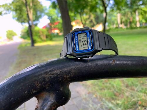 Прогулка по парку, любимые часы CASIO F-105W-1AWYEF и чашечка кофе - простые мелочи, которые сделают тебя счастливым.