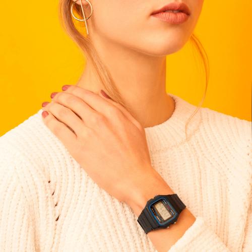Пластиковые часы CASIO F-91W-1YEF создают ощущение легкости и комфорта, что забываешь о том, что они надеты на руку.