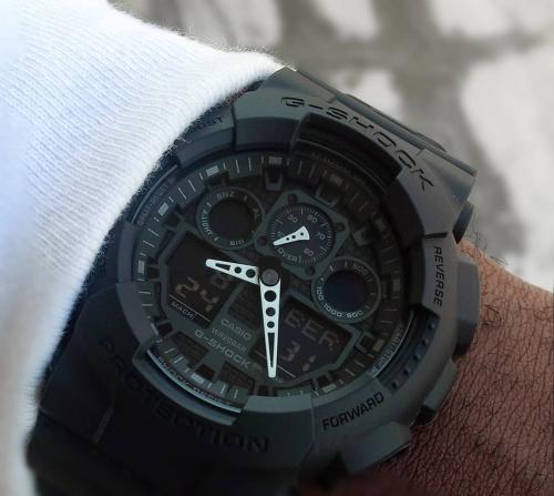 Черные часы GA-100-1A1ER BlackOut пользуются популярностью у полицейских и сотрудников правоохранительных органов.