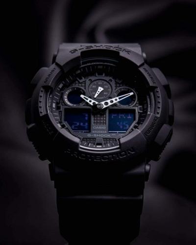 Крупные часы GA-100-1A1ER выделяются симметрично расположенными ЖК-диспл., вдохновленными приборной панелью.