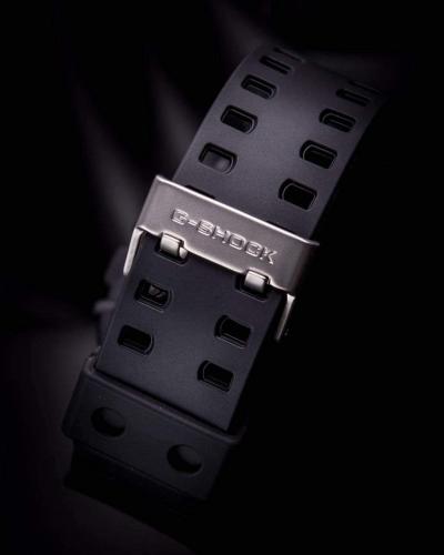 Застежка противоударных часов G-SHOCK GA-100-1A1ER выполнена из нержавеющей стали с надежной двойной фиксацией.