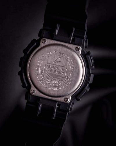 Стальная задняя крышка часов GA-100-1A1ER BlackOut крепится к корпусу с помощью 4 винтов, обеспечивая водозащиту 200 метров.