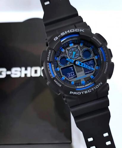Крупные часы GA-100-1A2ER выделяются симметрично расположенными ЖК-диспл., вдохновленными приборной панелью.
