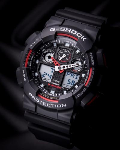 Крупные часы GA-100-1A4ER выделяются симметрично расположенными ЖК-диспл., вдохновленными приборной панелью.