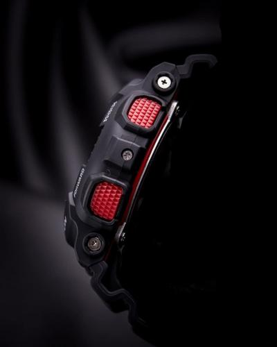 Большой черный корпус часов G-SHOCK GA-100-1A4ER идеально сочетается с крупными противоскользящими красными кнопками.