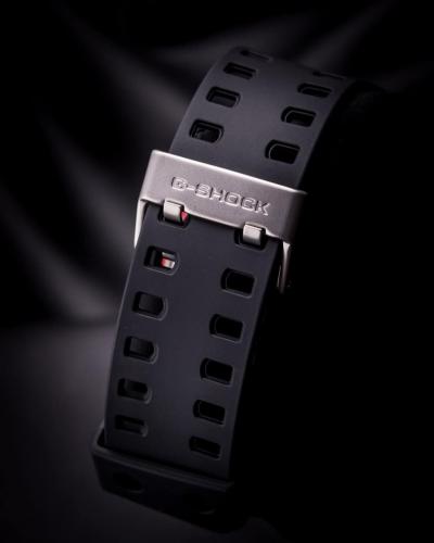 Застежка противоударных часов G-SHOCK GA-100-1A4ER выполнена из нержавеющей стали с надежной двойной фиксацией.