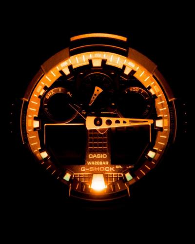 Автоматическая подсветка циферблата противоударных часов G-SHOCK GA-100-1A4ER осуществляется ярким светодиодом.