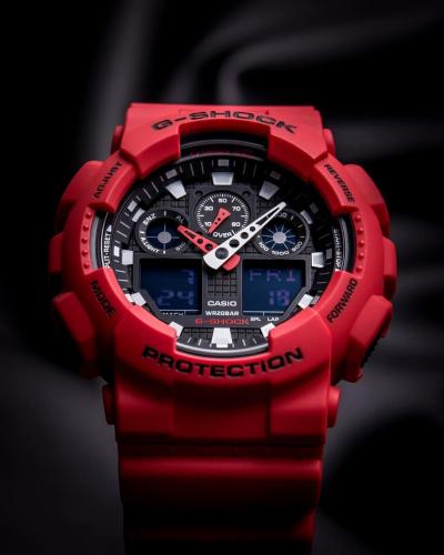 Крупные часы GA-100B-4AER выделяются симметрично расположенными ЖК-диспл., вдохновленными приборной панелью.