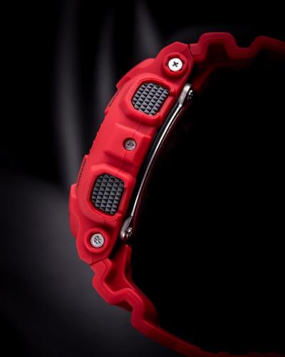 Большой красный корпус часов G-SHOCK GA-100B-4AER идеально сочетается с крупными противоскользящими черными кнопками.
