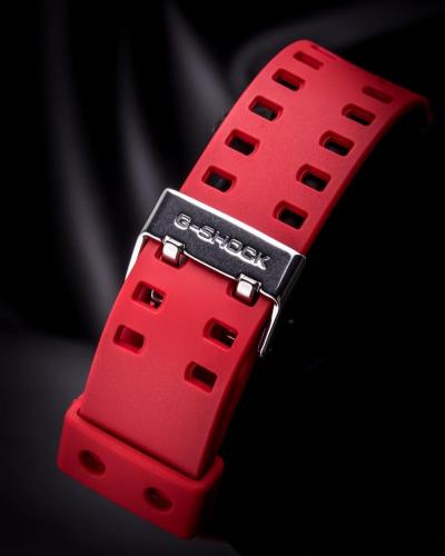 Застежка противоударных часов G-SHOCK GA-100B-4AER выполнена из нержавеющей стали с надежной двойной фиксацией.