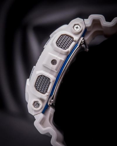 Большой белый корпус ударопрочных часов G-SHOCK GA-100B-7AER дополнен крупными противоскользящими серыми кнопками.
