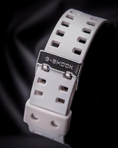 Застежка противоударных часов G-SHOCK GA-100B-7AER выполнена из нержавеющей стали с надежной двойной фиксацией.