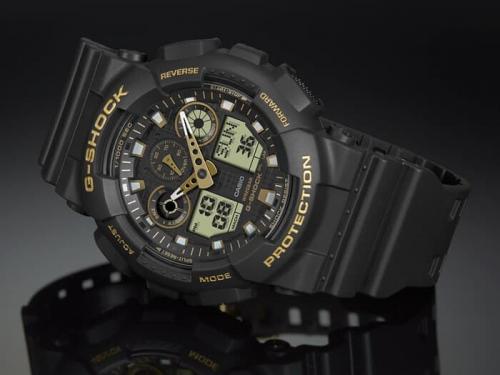 Матово-черные часы GA-100GBX-1A9ER с инверсной индикацией дополнены акцентами Gold на циферблате и корпусе.