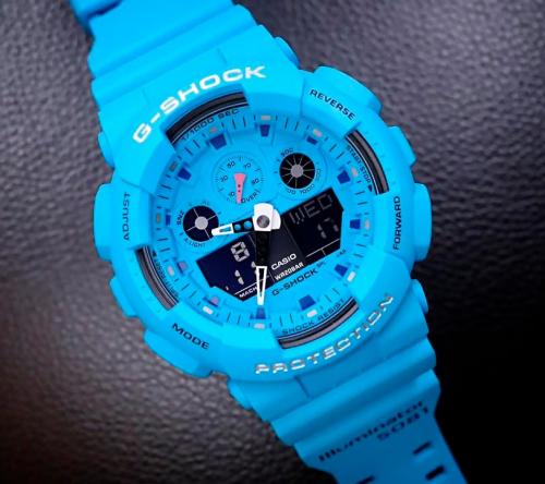 Синяя расцветка часов GA-100RS-2AER Hot Rock Sounds дополняет яркую одежду, которую носят на концертах и пляже.