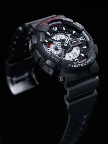 Матово-черные часы G-SHOCK GA-110-1AER получили объемные блестящие индексы и эксцентричные стрелки в виде шестеренок.