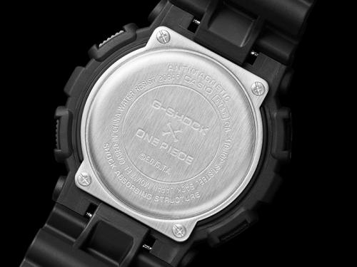 Логотип сотрудничества «G-SHOCK × ONE PIECE» выгравирован на задней крышке часов GA-110JOP-1A4ER.