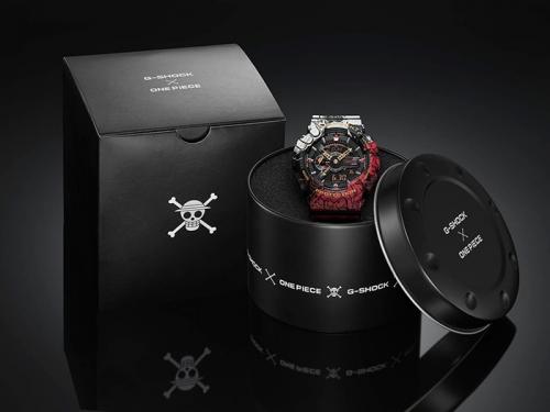 Логотип сотрудничества «G-SHOCK × ONE PIECE» украшает эксклюзивную черную упаковку с принтом пиратского черепа.