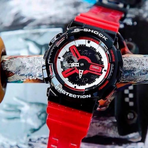 Черный корпус и красный ремешок часов GA-110RB-1AER выполнены из полимерного материала с глянцевым покрытием.