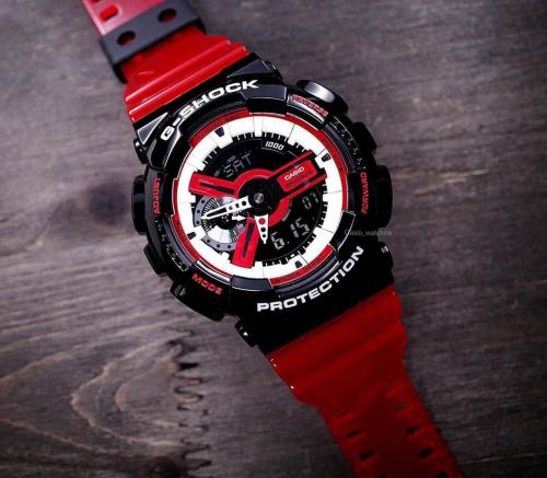 Крупный циферблат часов G-SHOCK GA-110RB-1AER с инверсным дисплеем выполнен в фирменных цветах: красный, черный, белый.