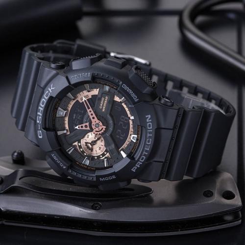 Инверсные черные часы CASIO GA-110RG-1AER получили объемные блестящие индексы и стрелки Rose Gold в форме шестеренок.