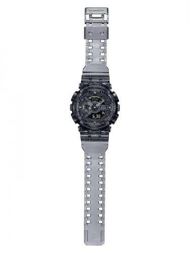 Корпус и ремешок часов CASIO G-SHOCK GA-110SKE-8AER выполнены из дымчато-серого полупрозрачного полимерного материала.