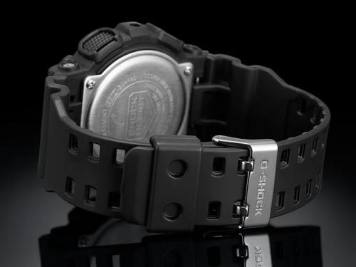 Застежка из нержавеющей стали с выгравированым логотипом G-SHOCK надежно фиксирует на запястье часы GA-140-1A4ER.