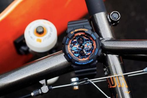 Дисплей черных часов CASIO G-SHOCK GA-140CT-1AER украшен цифровым камуфляжем в неоновых цветах огней города.