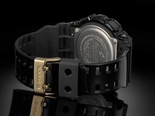 Застежка из нержавеющей стали с выгравированым логотипом G-SHOCK надежно фиксирует на запястье часы GA-140GB-1A1ER.