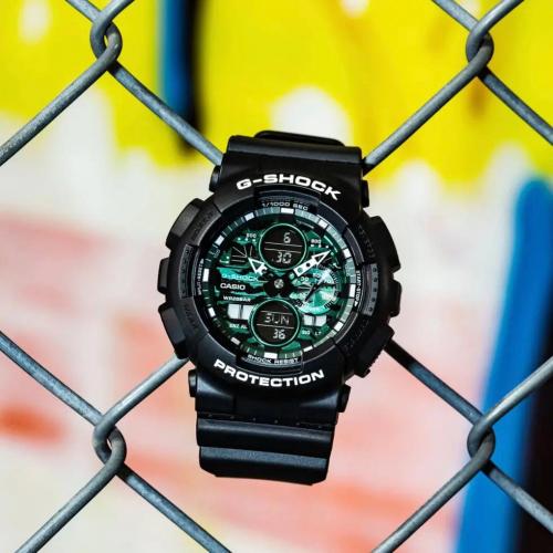 Зеленый принт часов G-SHOCK GA-140MG-1AER создает эффект маскировки, позволяя слиться с природой не привлекая внимания.