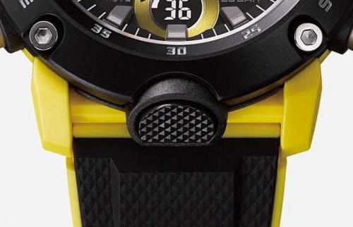 Рифленая кнопка LED-подсветки вынесена на переднюю панель корпуса часов CASIO G-SHOCK GA-2000-1A9ER.