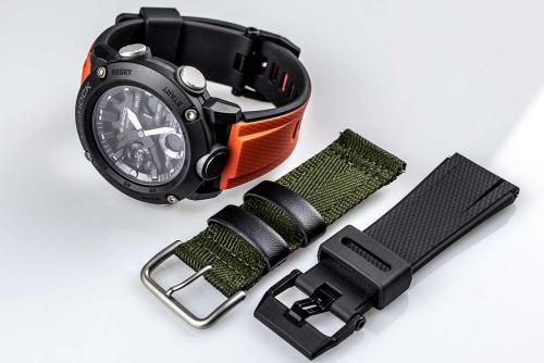 Часы CASIO G-SHOCK GA-2000E-4ER с двумя дополнительными ремешками: тканевым зеленым и полимерным черным.
